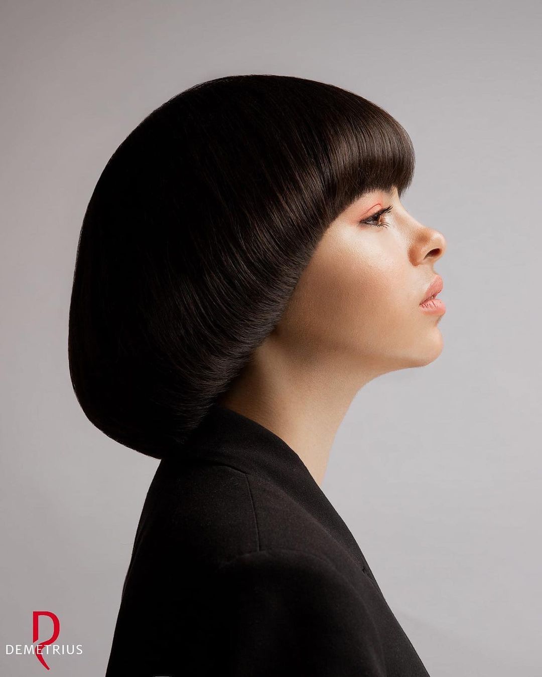 Coupes de cheveux avec frange pour cheveux foncés : 12 idées chics pour les femmes sûres d'elles