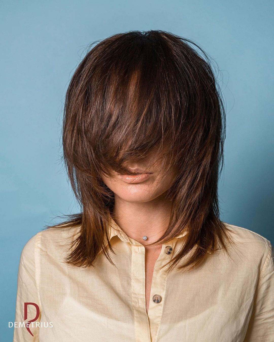 Coupes de cheveux avec frange pour cheveux foncés : 12 idées chics pour les femmes sûres d'elles