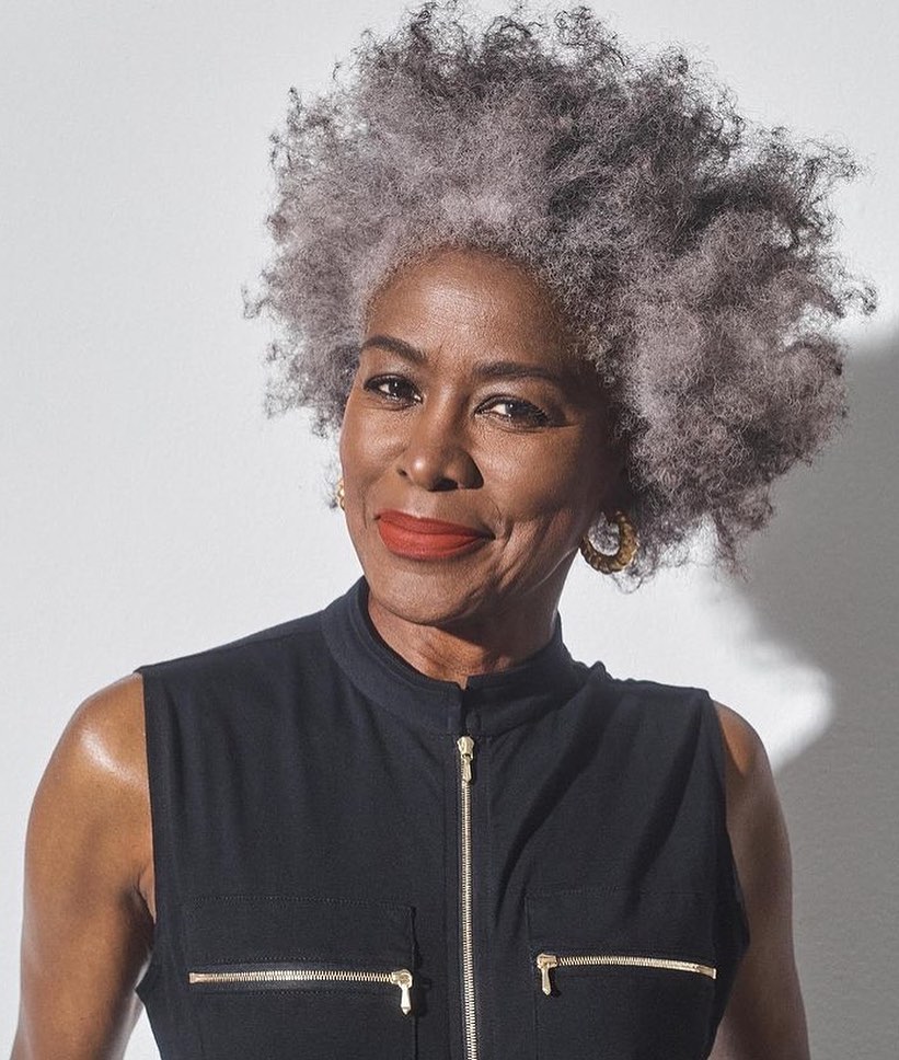 Cheveux gris : 30 idées devenues populaires et demandées par tous les âges